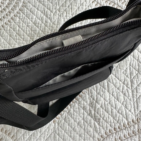 Baggallini black zip pocket crossbody bag - like new! - Picture 4 of 7